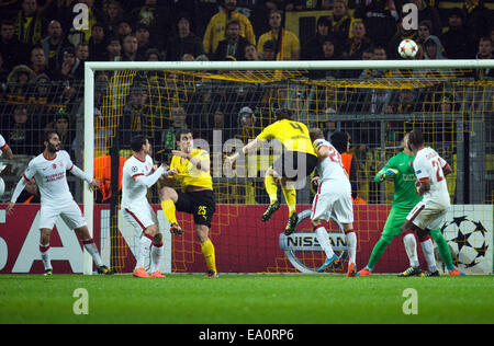 Dortmund, Deutschland. 4. November 2014. Dortmunder Neven Subotic (C) versucht einen Ziel-Kick bei der UFA Champion League Gruppe D-Partie zwischen Borussia Dortmund und Galatasaray Istanbul in Dortmund, Deutschland, 4. November 2014. Foto: Bernd Thissen/Dpa/Alamy Live News Stockfoto