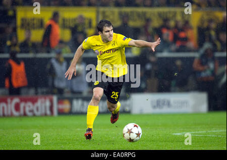 Dortmund, Deutschland. 4. November 2014. Dortmunder Sokratis Papastathopoulos kontrolliert den Ball während der UFA Champion League Gruppe D-match zwischen Borussia Dortmund und Galatasaray Istanbul in Dortmund, Deutschland, 4. November 2014. Foto: Bernd Thissen/Dpa/Alamy Live News Stockfoto