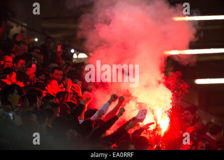 Dortmund, Deutschland. 4. November 2014. Fackeln Brennen auf dem Stand unter den Fans von Galatasaray Istanbul während der UFA Champion League Gruppe D-Partie zwischen Borussia Dortmund und Galatasaray Istanbul in Dortmund, Deutschland, 4. November 2014. Foto: Bernd Thissen/Dpa/Alamy Live News Stockfoto