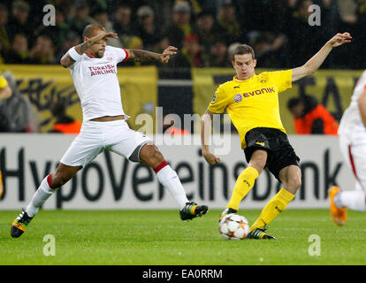 Dortmund, Deutschland. 4. November 2014. Dortmunder Sven Bender (r) wetteifert um den Ball mit Istanbuls Felipe Melo während der UFA Champion League Gruppe D-Partie zwischen Borussia Dortmund und Galatasaray Istanbul in Dortmund, Deutschland, 4. November 2014. Foto: Roland Weihrauch/Dpa/Alamy Live News Stockfoto