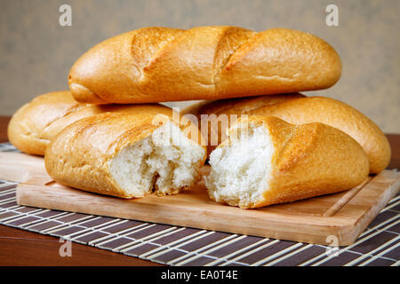 Haufen von weißes Brötchen auf einem Küchentisch Stockfoto