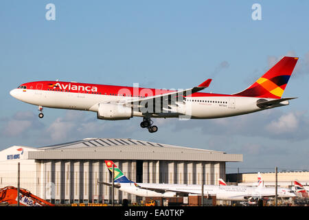 Avianca Airbus A330-200 nähert sich Start-und Landebahn 27L am Flughafen London Heathrow. Stockfoto