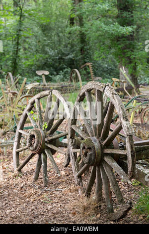 Zwei alte hölzerne Wagenrad gegen Holz Wagen Stockfoto