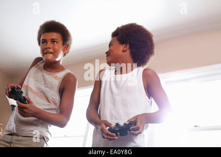 Zwei Brüder mit game-Controller im Wohnzimmer stehen Stockfoto