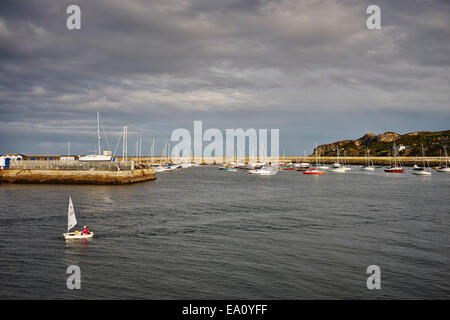 Blick auf Segelboote und Hafen, Howth, die Bucht von Dublin, Republik Irland Stockfoto