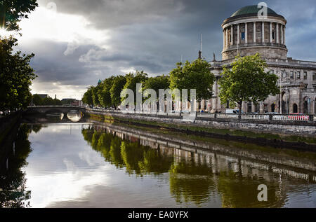 Liffey-Fluss und das Four Courts, Dublin, Irland Stockfoto