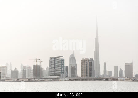 Skyline von Dubai mit Burj Khalifa, Dubai, Vereinigte Arabische Emirate Stockfoto