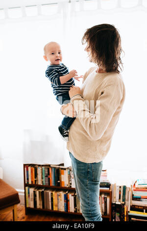 Vater Sohn in armen betrachten Stockfoto