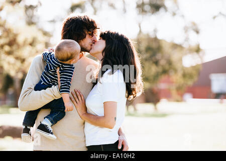 Paar mit Baby im park Stockfoto