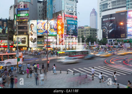 Gedränge und Verkehr in der Abenddämmerung, Ximending, Taipei, Taiwan, China Stockfoto