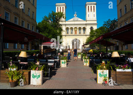 Bar Terrassen vor lutherische Kirche St. Peter, aus Newski-Prospekt, St. Petersburg, Russland, Europa Stockfoto