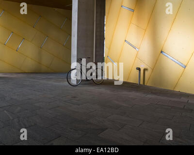 Fahrrad gelehnt Säule im 8 Haus, Kopenhagen, Dänemark Stockfoto