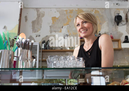 Mitte erwachsenen Frau arbeitet im café Stockfoto