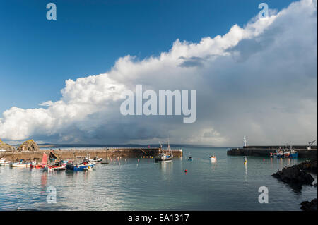 Ein Sturmtief über Angelboote/Fischerboote in Mevagissey Hafen, Cornwall. Stockfoto