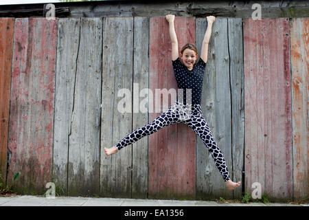 Teenager-Mädchen von hölzernen Zaun hängen Stockfoto