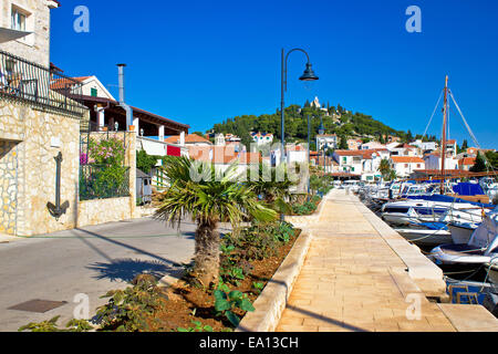 Landschaftlich reizvolle mediterrane Dorf von Tribunj Stockfoto