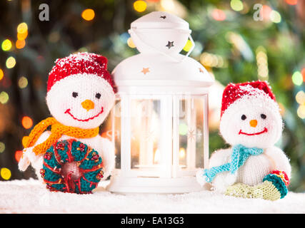 Gestrickte Schneemänner und Weihnachten Laterne-Leuchter - Wohnaccessoires im Schnee Stockfoto