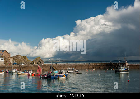 Ein Sturmtief über Angelboote/Fischerboote in Mevagissey Hafen, Cornwall. Stockfoto