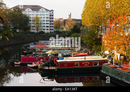 London, UK. 5. November 2014. UK-Wetter. Nach einer Nacht niederländischsprachige aufwachen Londoner lückenhaft Morgensonne als Herold den Ansatz des Winters, mit einigen Meteorologen vorhersagen Extrembedingungen Herbstlaub. Im Bild: Die Morgensonne beleuchtet die Bäume rund um Wohn Narrowboat Liegeplätze in Klein-Venedig am Regents Kanal. Bildnachweis: Paul Davey/Alamy Live-Nachrichten Stockfoto