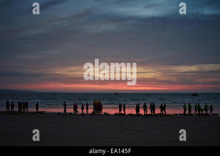 Große Gruppe von Silhouette Schwimmer warten zu Beginn der Rennen, Tenby, Wales, UK Stockfoto