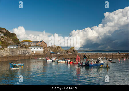 Ein Sturmtief über Angelboote/Fischerboote in Mevagissey Hafen, Cornwall. Stockfoto