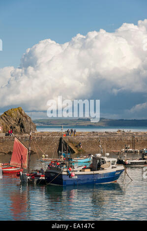 Ein Sturmtief über Angelboote/Fischerboote in Mevagissey Hafen, Cornwall. Stockfoto