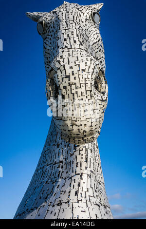 Nahaufnahme der Kelpies-Statue in Falkirk, Schottland, Großbritannien an einem sonnigen Tag. Blick auf den blauen Himmel. Stockfoto