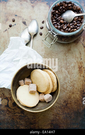 Cookies und Kaffeebohnen Stockfoto