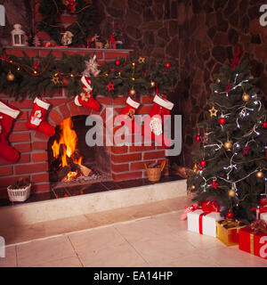 Weihnachten dekoriert, Kamin und Baum im Raum Stockfoto