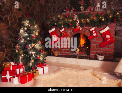 Weihnachten dekoriert, Kamin und Baum im Raum Stockfoto