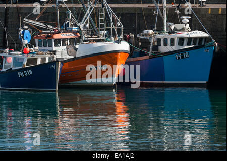 Trawler vor Anker im Hafen von Mevagissey, Cornwall. Stockfoto