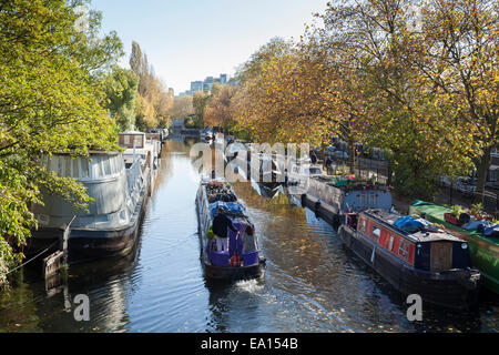 Kanalboote vertäut an Klein-Venedig, London, England, UK Stockfoto