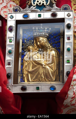 Palladium Tschechische Land ist ein Bild der Liebe. Es ist ein Metall Relief der Madonna mit Kind. Tschechische Republik Stockfoto