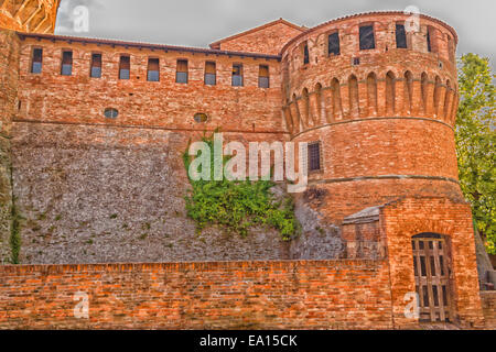 Die mittelalterlichen Backsteinmauern der das kleine Dorf Dozza in der Nähe von Bologna in Emilia Romagna, Italien Stockfoto