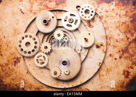 Steampunk-Hintergrund von mechanischen Uhren Details über alte Metall Hintergrund. Im Inneren der Uhr, Zahnräder Stockfoto