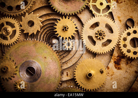 Steampunk-Hintergrund von mechanischen Uhren Details über alte Metall Hintergrund. Im Inneren der Uhr, Zahnräder Stockfoto