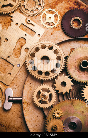 Steampunk-Hintergrund von mechanischen Uhren Details über alte Metall Hintergrund. Im Inneren der Uhr, Zahnräder Stockfoto