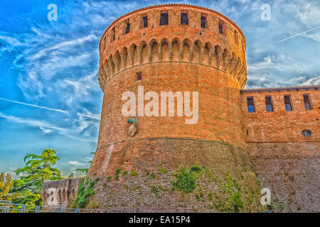 Die mittelalterlichen Backsteinmauern der das kleine Dorf Dozza in der Nähe von Bologna in Emilia Romagna, Italien Stockfoto