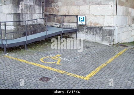 Behinderten Parkplatz in Altstadt Stockfoto