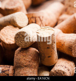 Korken auf dem Holztisch. Wein und Alkohol-Konzept Stockfoto