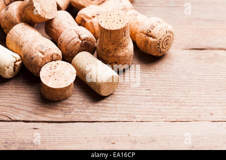 Korken auf dem Holztisch. Wein und Alkohol-Konzept Stockfoto