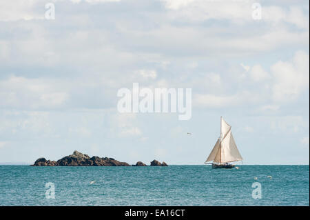 Segelboot vor Gorran Haven, Cornwall. Stockfoto