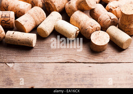 Korken auf dem Holztisch. Wein und Alkohol-Konzept Stockfoto