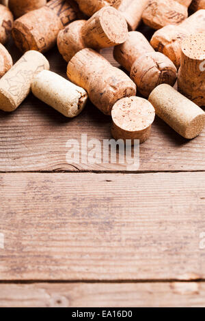 Korken auf dem Holztisch. Wein und Alkohol-Konzept Stockfoto