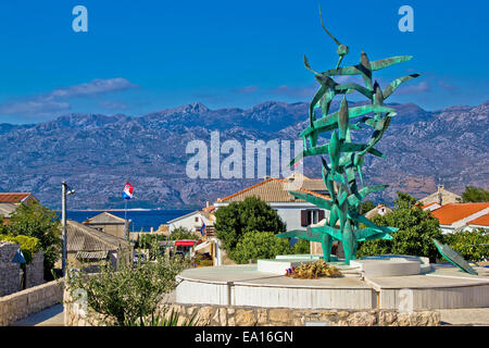 Stadt von Razanac mit Velebit Hintergrund Stockfoto