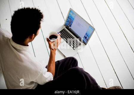 Grafik-Designer mit Laptop im Stock Stockfoto