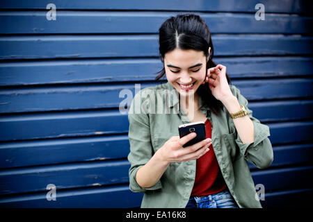 Frau mit smartphone Stockfoto