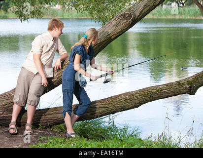 Junge Menschen über die Fischerei Stockfoto