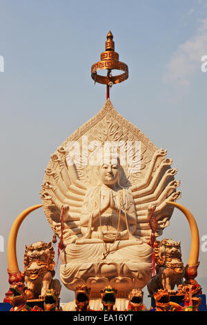 Buddha-Statue in der Sonne glänzen Stockfoto