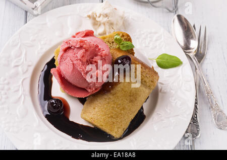 Baba Au Rhum mit Eis Stockfoto